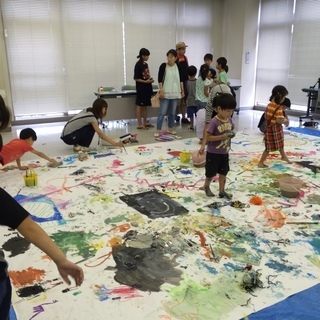 大きな紙に絵を描く！　　夏休みこどものワークショップ - 相模原市