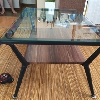 テーブル ガラステーブルです。値下げしました。