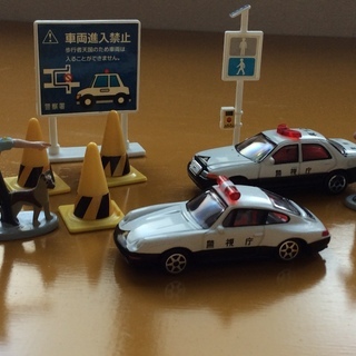 警視庁ミニカー パトカー2台と警察官や標識 おもちゃです。