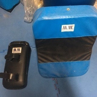 サンドバッグ、サンドバッグスタンド、キックミット、ビッグキックミット、ウレタンジョイントマットのセット