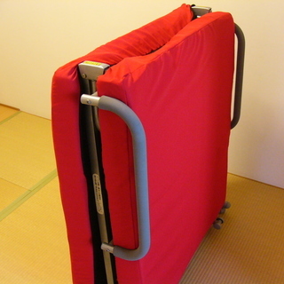 【無料】折りたたみ式シングルベッド　赤色