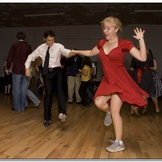 次回8/26!! 土曜の夜はSwing Dance♪ 初心者の方大歓迎!! スイングダンス・Savoy Style Lindy Hopを始めませんか？ 必ず踊れるようにして差し上げます!! 男性のリードも大募集!! − 大阪府