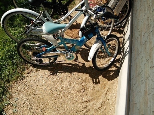 パンクした自転車　ジャンク