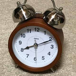 木目調のお洒落な置き時計
