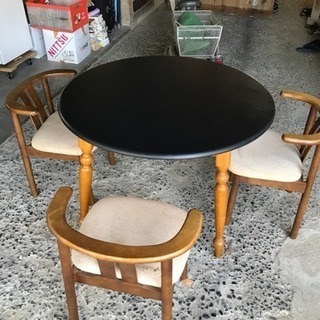 丸型木製テーブルと椅子３脚
