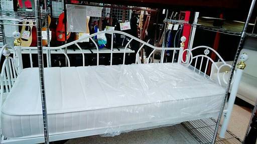 シングルベッド、フレーム付マットレスベッド、プリンセス風ベッド