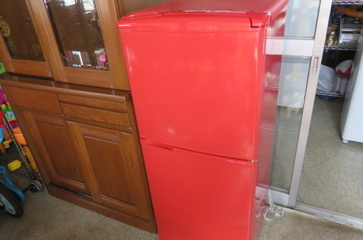オシャレな赤い冷蔵庫　2012年製