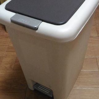 【アウトレット家具！】ペダル、タッチの2パターン式ゴミ箱