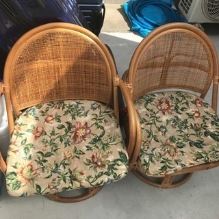 藤の椅子2個
