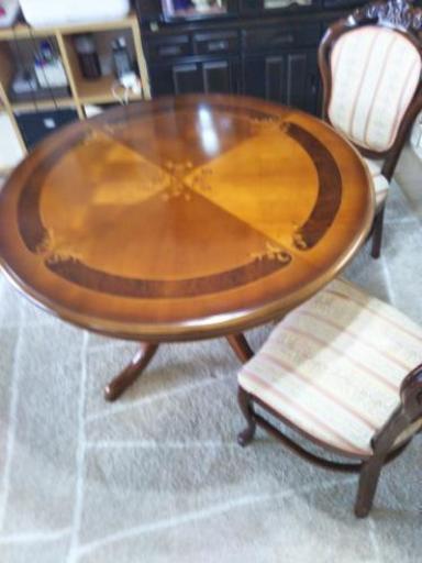 イタリア製円形テーブルと椅子