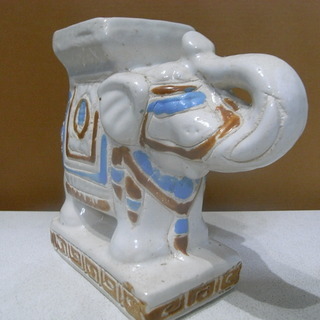 取引中：白い象の陶器の置物