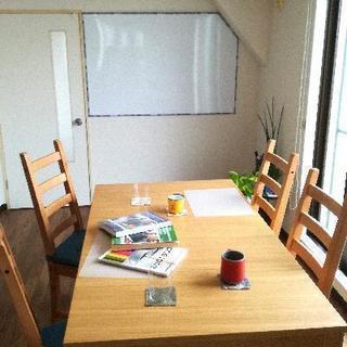 明るい静かな教室でTOEIC985点講師が懇切丁寧に指導。船橋少数...