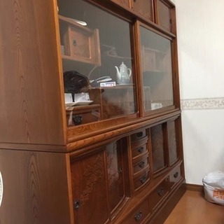 手彫りの食器棚