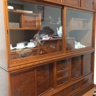 手彫りの食器棚