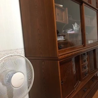 手彫りの食器棚