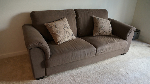 2人掛けソファ Morden Brown Cozy Sofa for 2.5  (price negotiate-able)