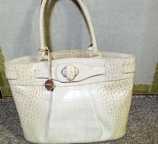 値下げ！美品フルラ クロコ型押しトートバック 大きめ
