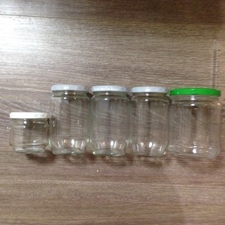 サイズの異なる空き瓶 ８個