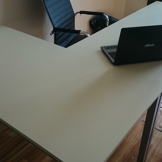 白テーブル＆黒のオフィスチェアを無料で差しあげます