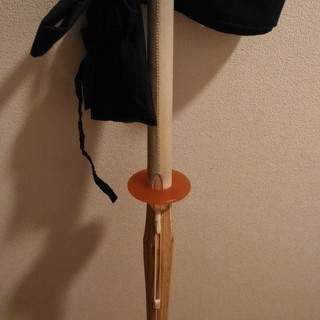（13）剣道　竹刀　長さ約117センチ　収納袋（紺色）ツバ、ツバ止め付
