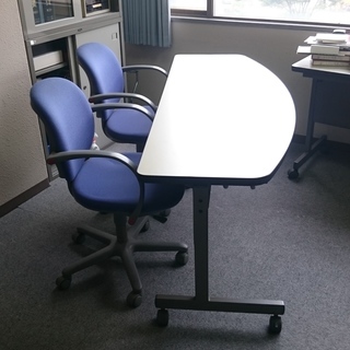 楕円形の会議テーブルと回転椅子