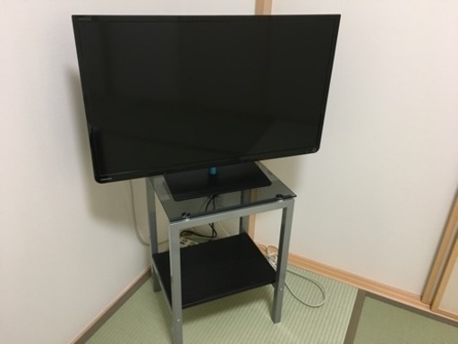 テレビ（2013年製東芝REGZA 32型、テレビ台付き）