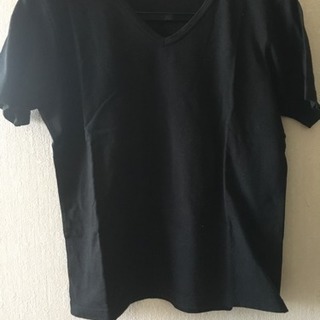 黒い半袖Tシャツ