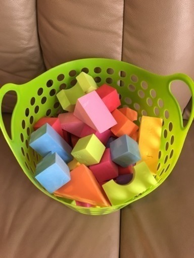 終了 差し上げます たっぷり遊べる積み木セット あたっても痛くないソフト素材 かご付き カラフル まるる 阪東橋のおもちゃ 積木 の中古あげます 譲ります ジモティーで不用品の処分