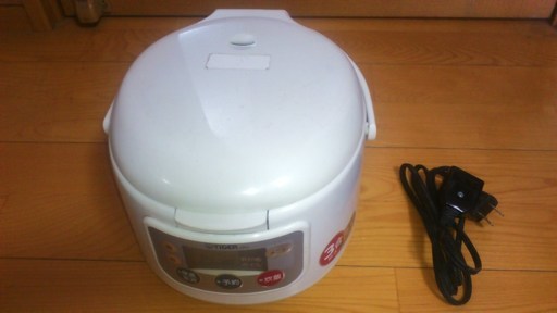 ★遠赤マイコン炊飯器　3合炊き　割ときれい　被災された方は無料