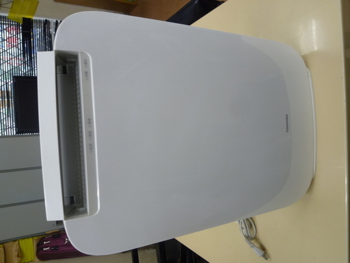 中古 TOSHIBA デシカント式除湿乾燥機　除湿能力７Ｌ　ホワイト RAD-DP70(W)2012年製