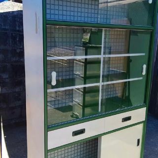 レトロな 緑食器棚