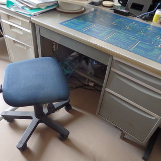 事務用の机と椅子