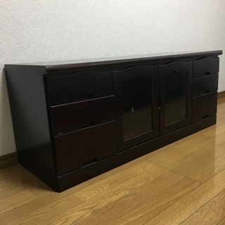 ダークブラウンの木製テレビ台(ローチェスト)