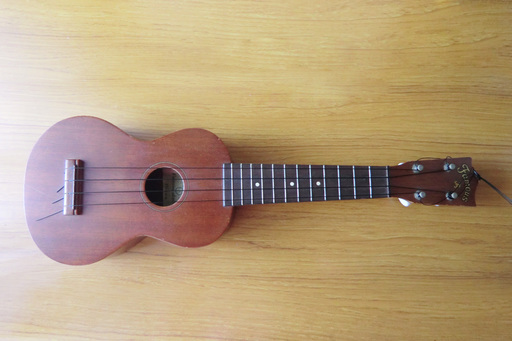 [中古品]フェイマス Famous ウクレレ FU-120（ピッチパイプ付き） (localkiz) 苫小牧の弦楽器、ギターの中古あげます