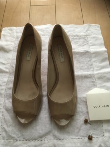 コールハーンCOLEHAAN エナメルベージュパンプス