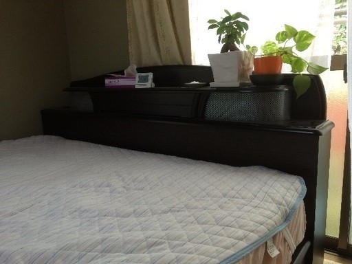 クイーンサイズ綺麗なベッドです。