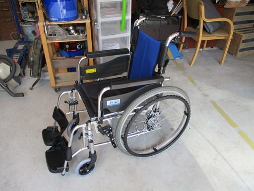 値下げしました。新品★自走式車椅子　MIKIバルシリーズBAL-3 肘跳ね上げ専用座布団付き　￥25000