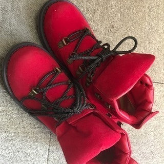 真っ赤なブーツ