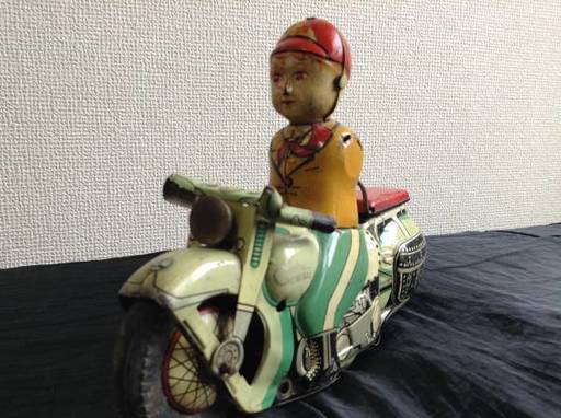 バイクに跨る少年です。多分戦後期ヨネザワ製だと思います。長さ２２cmの迫力！