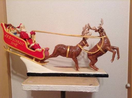 サンタさんがトナカイでプレゼントを運ぶ彫刻でございます(＾◇＾)