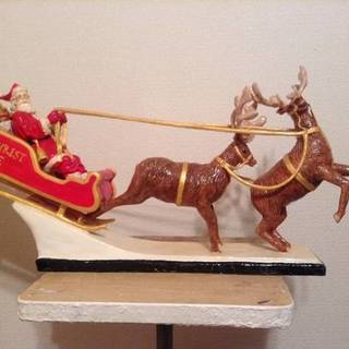 サンタさんがトナカイでプレゼントを運ぶ彫刻でございます(＾◇＾)