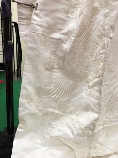 白 打ち掛け(鶴に扇面花車)刺繍付きと木製の着物掛けセット