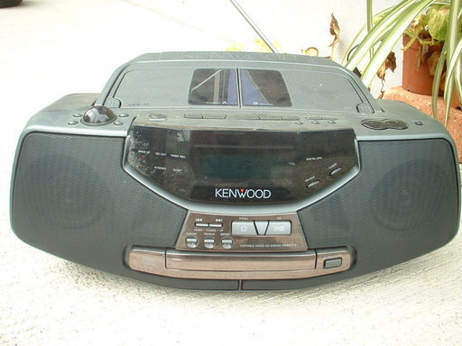 古いケンウッドのCDラジカセ　Wカセット　動いてしまった