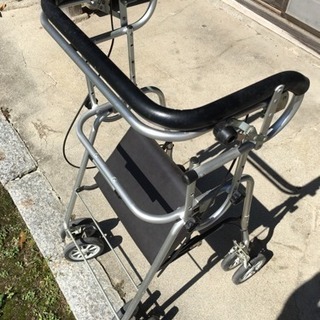 アルミ軽量、座椅子・ブレーキ付き。6~7年前製 歩行器