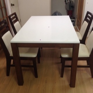 テーブルと椅子4脚のセット