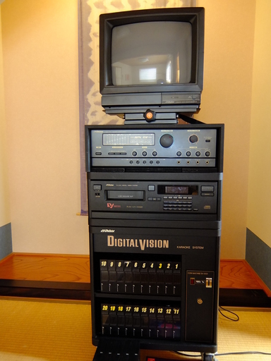 VCD 動画カラオケシステム 本体とソフト、モニター、スピーカー付き、中古稼働品