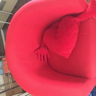 ikeaで購入した赤色シングルソファ（ハードの抱き枕とセット）
