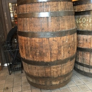 大きなウィスキーの樽です。