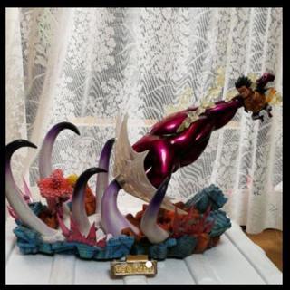 ワンピース 海外限定のルフィとドフラミンゴフィギュア