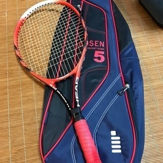 テニスラケットとバッグ